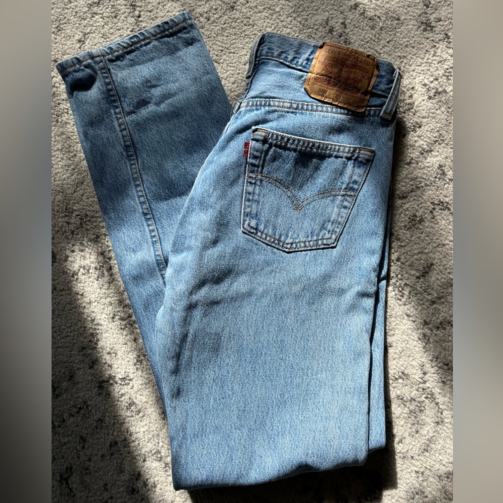 *SOLD*. Women’s Vintage Levi 501 light wash SZ 30x34